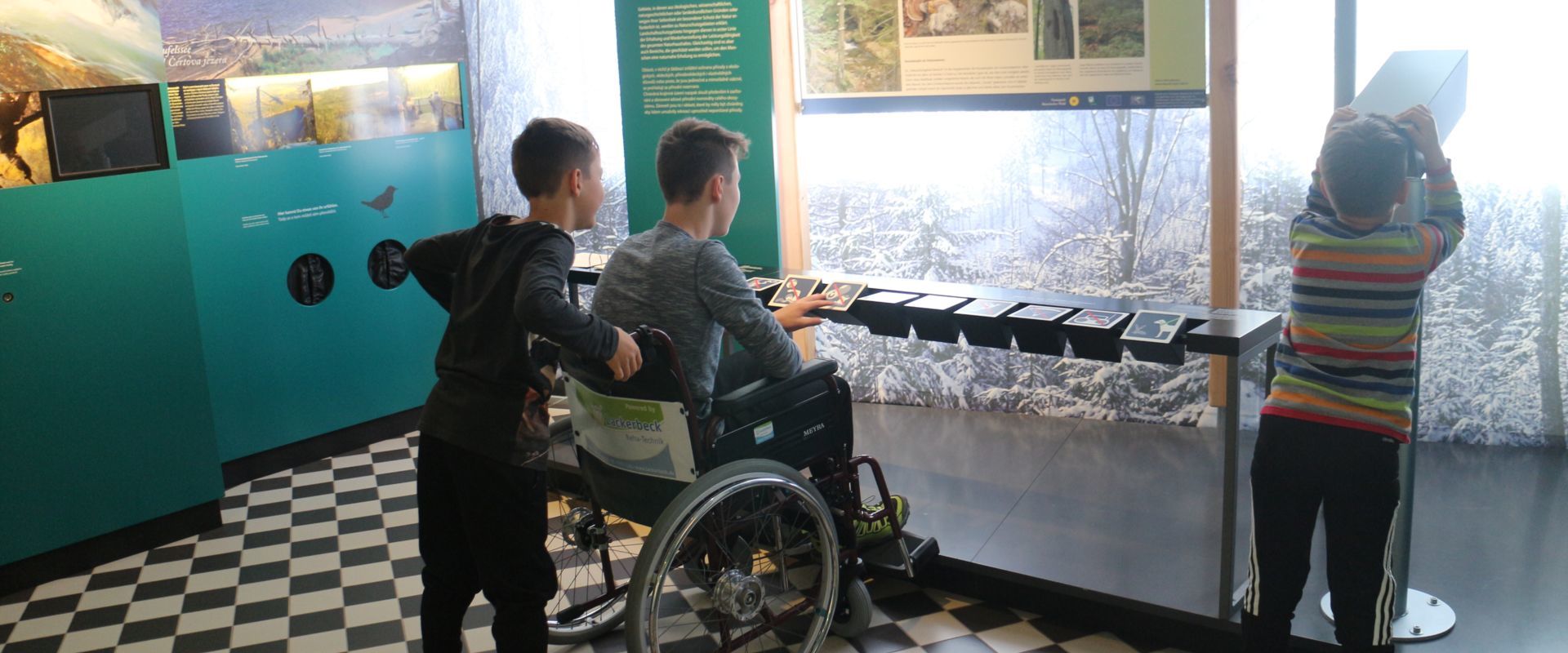 Barierefreiheit im Naturpark Rollstuhlfahrer in den NaturparkWelten in Bayerisch Eisenstein